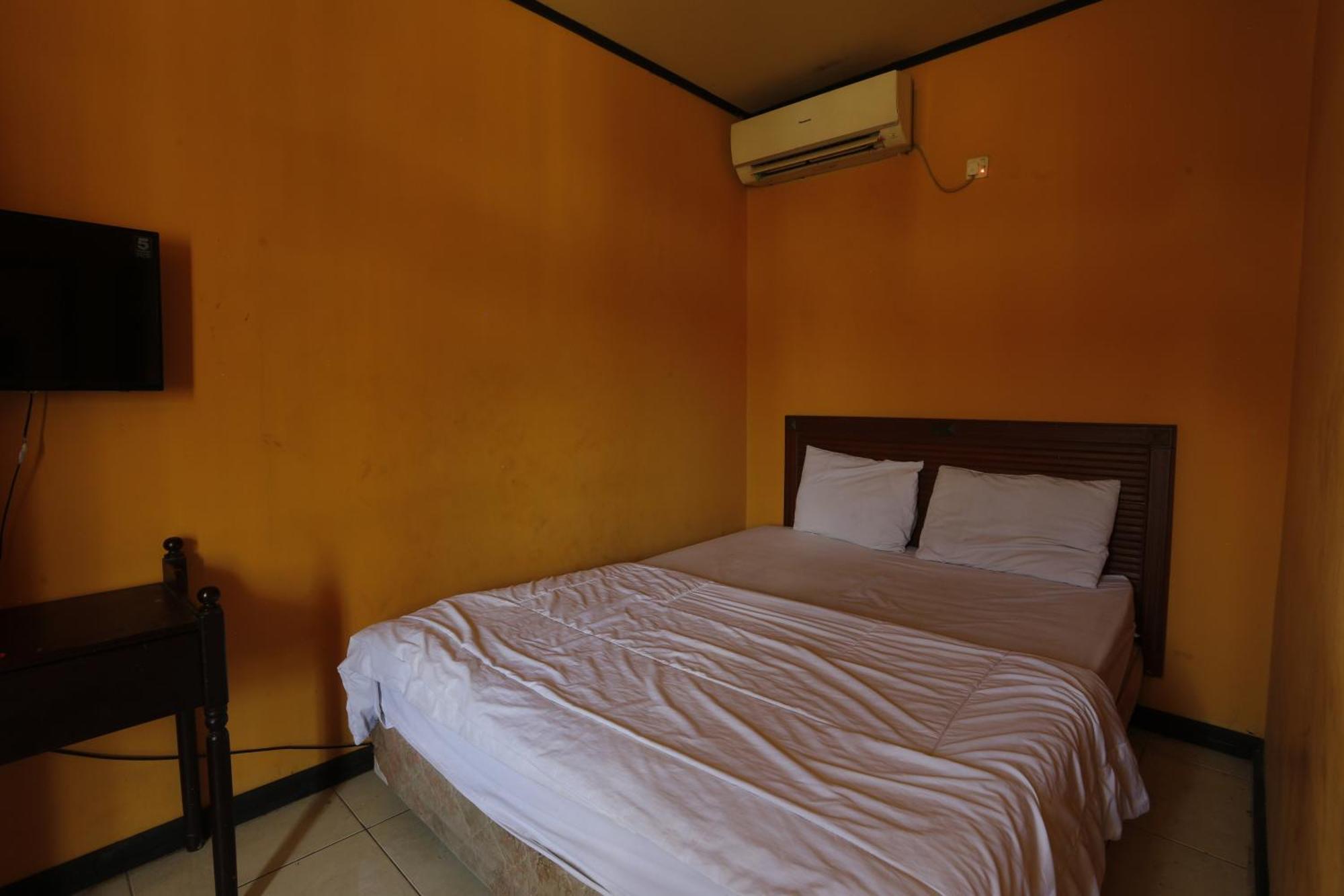 Oyo 93119 Guest House Leo Patra Muara Badak Exteriör bild