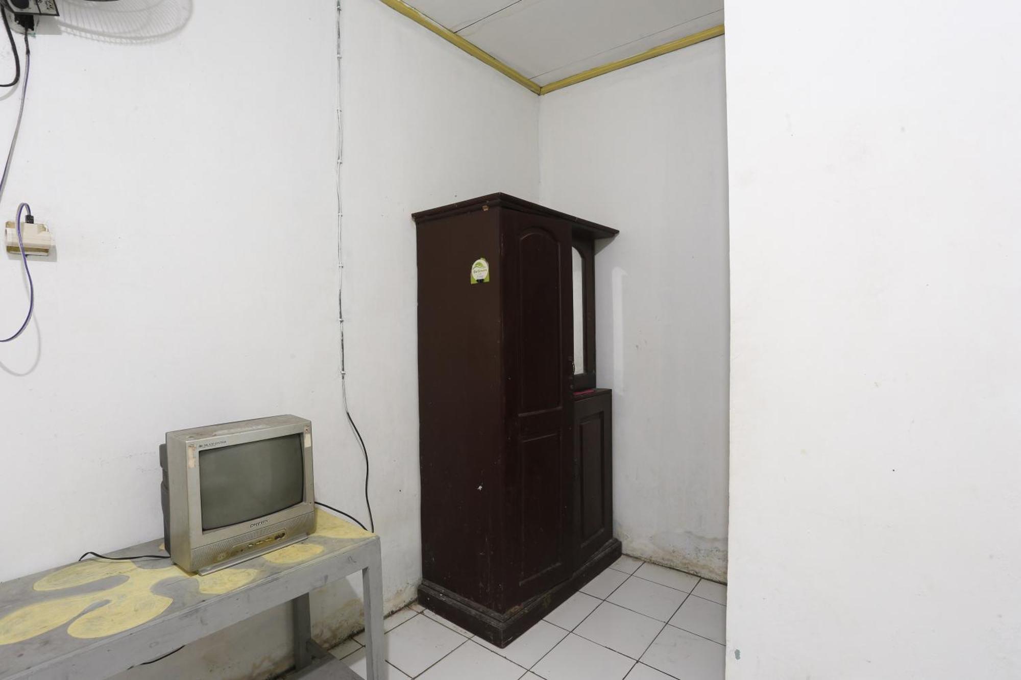 Oyo 93119 Guest House Leo Patra Muara Badak Exteriör bild