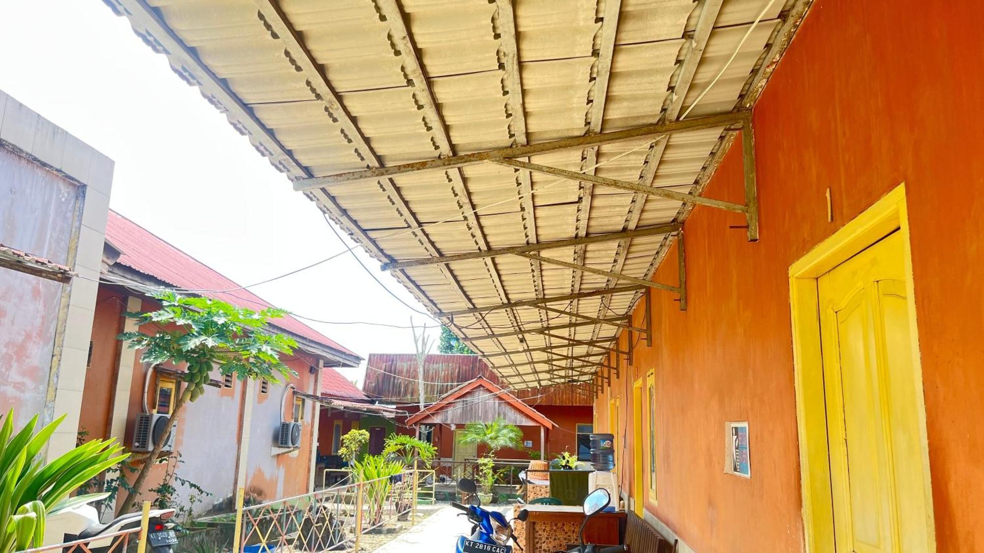 Oyo 93119 Guest House Leo Patra Muara Badak Exteriör bild